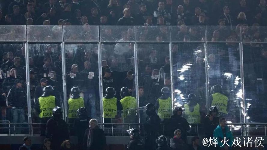 每体：约千名法兰克福球迷无票试图进场遭制止